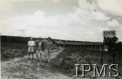 1942-1945, Ifunda, Tanganika.
Mężczyźni przed szpitalem dla polskich uchodźców. 
Fot. NN, Instytut Polski i Muzeum im. gen. Sikorskiego w Londynie
