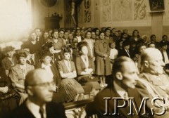 1943-1947, Santa Rosa, Meksyk
Msza święta w kaplicy. Od lewej siedzą: NN, delegat Ministerstwa Pracy i Opieki Społecznej Bohdan Szmejko, zastępca attache wojskowego ambasady RP w Waszyngtonie major Stefan Dobrowolski.
Fot. NN, Instytut Polski i Muzeum im. gen. Sikorskiego w Londynie [kolekcja Jana Ciechanowskiego]