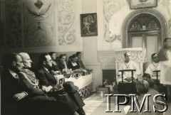 1943-1947, Santa Rosa, Meksyk
Msza święta w kaplicy. Od lewej siedzą: delegat Ministerstwa Pracy i Opieki Społecznej Bohdan Szmejko, zastępca attache wojskowego ambasady RP w Waszyngtonie major Stefan Dobrowolski, konsul RP w Meksyku Henryk Stebelski.
Fot. NN, Instytut Polski i Muzeum im. gen. Sikorskiego w Londynie [kolekcja Jana Ciechanowskiego]