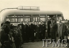 1943-1947, Santa Rosa, Meksyk
Osiedle dla polskich uchodźców. Przed autobusem stoją (od prawej): NN, NN, zastępca attache wojskowego ambasady RP w Waszyngtonie major Stefan Dobrowolski (w mundurze), NN, konsul RP w Meksyku Henryk Stebelski, NN, delegat Ministerstwa Pracy i Opieki Społecznej Bohdan Szmejko.
Fot. NN, Instytut Polski i Muzeum im. gen. Sikorskiego w Londynie [kolekcja Jana Ciechanowskiego]
