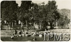 1943-1947, Comanjilla, Meksyk
Dziewczęta z polskiej kolonii w Santa Rosa odpoczywają nad wodą.
Fot. NN, Instytut Polski i Muzeum im. gen. Sikorskiego w Londynie [kolekcja Jana Ciechanowskiego]