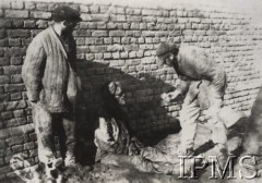 1941, Tockoje, ZSRR.
Polski żołnierz przybyły w łachmanach z łagru do formującej się Armii Polskiej.
Fot. NN, Instytut Polski im. Gen. Sikorskiego w Londynie [Album 17 LBS]