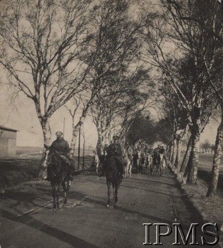 Ok. 1920, brak miejsca.
1 Pułk Ułanów Krechowieckich. Na czele szwadronu rotmistrz Józef Mielęcki i por. Jałowicki.
Fot. NN, Instytut Polski im. Gen. Sikorskiego w Londynie [Album nr inw. 415 - 1 pułku ułanów Krechowieckich]