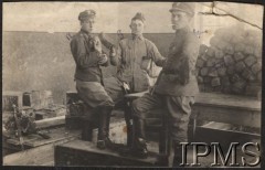 Ok. 1920, brak miejsca.
1 Pułk Ułanów Krechowieckich. Wydawanie chleba.
Fot. NN, Instytut Polski im. Gen. Sikorskiego w Londynie [Album nr inw. 415 - 1 pułku ułanów Krechowieckich]