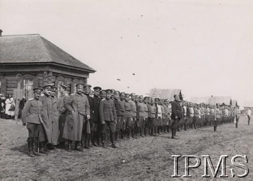 Wielkanoc 1916, Titówka.
Legion Puławski - 1 szwadron 1 Pułku Ułanów z grupą oficerów.
Fot. NN, Instytut Polski im. Gen. Sikorskiego w Londynie [Album nr inw. 415 - 1 pułku ułanów Krechowieckich]