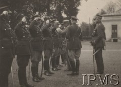 07.04.1922, Warszawa, Polska.
Porucznik Edward Markiewicz (3 od lewej) udekorowany przez Józefa Piłsudskiego na dziedzińcu Belwederu oderem Virtuti Militari.
Fot. NN, Instytut Polski im. Gen. Sikorskiego w Londynie [Album nr inw. 415 - 1 pułku ułanów Krechowieckich]