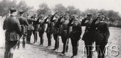 24.07.1925, Augustów, Polska.
10-lecie 1 Pułku Ułanów Krechowieckich. Generał Władysław Sikorski dekoruje żołnierzy. Drugi od lewej stoi wach. Antoni Sitnik, trzeci wach. Kraszewski, siódmy Jerzy Litewski, za nim Feliks Kopeć i Zygmunt Podhorski.
Fot. NN, Instytut Polski im. Gen. Sikorskiego w Londynie [Album nr inw. 415 - 1 pułku ułanów Krechowieckich]