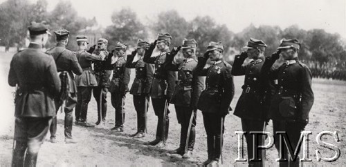 24.07.1925, Augustów, Polska.
10-lecie 1 Pułku Ułanów Krechowieckich. Generał Władysław Sikorski dekoruje żołnierzy. Drugi od lewej stoi wach. Antoni Sitnik, trzeci wach. Kraszewski, siódmy Jerzy Litewski, za nim Feliks Kopeć i Zygmunt Podhorski.
Fot. NN, Instytut Polski im. Gen. Sikorskiego w Londynie [Album nr inw. 415 - 1 pułku ułanów Krechowieckich]