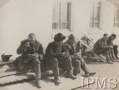 1941, Kermine, Uzbekistan, ZSRR.
Formowanie Armii Polskiej na Wschodzie - grupa ochotników przybyłych na miejsce organizacji 7 Dywizji Piechoty. Z lewej siedzi żołnierz jedzący zupę.
Fot. NN, Instytut Polski im. Gen. Sikorskiego w Londynie [Album 23-A2]