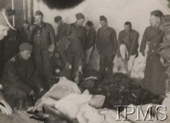 1941, Kermine, Uzbekistan, ZSRR.
Formowanie Armii Polskiej na Wschodzie - żołnierze przebierający się z łachmanów w mundury.
Fot. NN, Instytut Polski im. Gen. Sikorskiego w Londynie [Album 23-A2]
