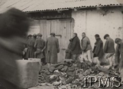 1941, Kermine, Uzbekistan, ZSRR.
Formowanie Armii Polskiej na Wschodzie - ochotnicy zrzucający łachmany, w których przybyli z łagrów.
Fot. NN, Instytut Polski im. Gen. Sikorskiego w Londynie [Album 23-A2]
