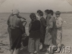 1941-1942, Kermine, Uzbekistan, ZSRR.
Formowanie Armii Polskiej na Wschodzie - żołnierz obcinający włosy kobietom.
Fot. NN, Instytut Polski im. Gen. Sikorskiego w Londynie [Album 23-A2]
