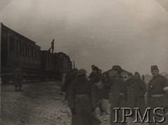 1942, Uzbekistan, ZSRR.
Ewakuacja żołnierzy Armii Polskiej na Wschodzie - eszelon wojskowy stojący na stacji kolejowej.
Fot. NN, Instytut Polski im. Gen. Sikorskiego w Londynie [Album 23-A2]
