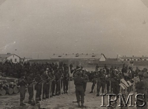1941-1942, Uzbekistan, ZSRR.
Formowanie Armii Polskiej na Wschodzie - próba orkiestry wojskowej. 
Fot. NN, Instytut Polski im. Gen. Sikorskiego w Londynie [Album 23-A2]