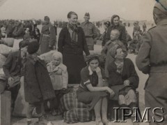 1942, Kermine, Uzbekistan, ZSRR.
Formowanie Armii Polskiej na Wschodzie. Rodziny żołnierzy w obozie 7 Dywizji Piechoty.
Fot. NN, Instytut Polski im. Gen. Sikorskiego w Londynie [Album 23-A2]