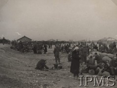 1942, Uzbekistan, ZSRR.
Ewakuacja Armii Polskiej na Wschodzie -żołnierze i cywile na stacji kolejowej.
Fot. NN, Instytut Polski im. Gen. Sikorskiego w Londynie [Album 23-A2]
