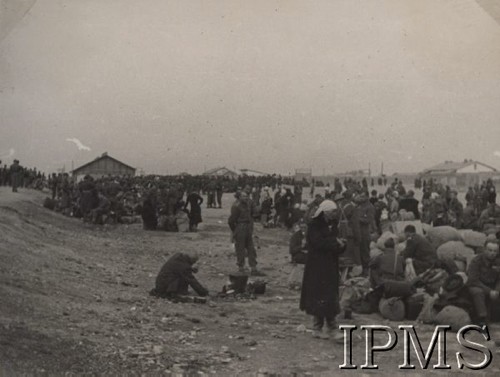 1942, Uzbekistan, ZSRR.
Ewakuacja Armii Polskiej na Wschodzie -żołnierze i cywile na stacji kolejowej.
Fot. NN, Instytut Polski im. Gen. Sikorskiego w Londynie [Album 23-A2]
