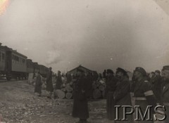 1942, Uzbekistan, ZSRR.
Ewakuacja żołnierzy Armii Polskiej na Wschodzie - eszelon wojskowy stojący na stacji kolejowej.
Fot. NN, Instytut Polski im. Gen. Sikorskiego w Londynie [Album 23-A2]
