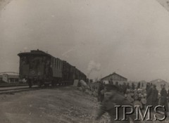 1942, Uzbekistan, ZSRR.
Ewakuacja żołnierzy Armii Polskiej na Wschodzie - eszelon wojskowy stojący na stacji kolejowej.
Fot. NN, Instytut Polski im. Gen. Sikorskiego w Londynie [Album 23-A2]
