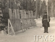1941, ZSRR.
Żołnierz z drewnianym karabinem pilnujący stojaków z drewnianymi karabinami.
Fot. NN, Instytut Polski im. Gen. Sikorskiego w Londynie [Album nr 5/B1]