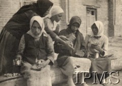 1941, ZSRR.
Południe Związku Radzieckiego, kobiety z chlebem.
Fot. NN, Instytut Polski im. Gen. Sikorskiego w Londynie [Album nr 5/B1]