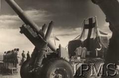 1942-1944, brak miejsca.
Żołnierze Armii Andersa podczas mszy polowej, na pierwszym planie armata, w tle z prawej ołtarz.
Fot. NN, Instytut Polski im. Gen. Sikorskiego w Londynie [Album nr 5/B1]