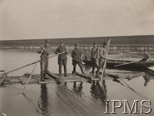 Wiosna 1927, Kraków, Polska
Plac ćwiczeń wodnych 5 Batalionu Saperów. Przeszkalanie żołnierzy z 16 Dywizji Piechoty w budowie tratew drewnianych i przeprawianie się na tych tratwach. Odbijanie tratwy od brzegów Wisły, w środku stoi por. Zenon Schreyer.
Fot. NN, Instytut Polski im. Gen. Sikorskiego w Londynie [Album 5 Pułku Saperów w Krakowie]