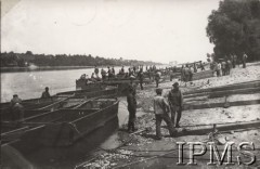 Lato 1931, Modlin, Polska.
Koncentracja Saperów w Modlinie. Plac ćwiczeń wodnych na lewym brzegu Wisły, na Utracie. Budowa członów mostowych jednocześnie na całą długość mostu pontonowego 5/8 T.
Fot. NN, Instytut Polski im. Gen. Sikorskiego w Londynie [Album 5 Pułku Saperów w Krakowie]