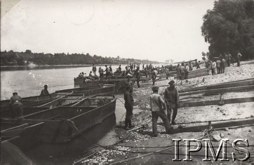 Lato 1931, Modlin, Polska.
Koncentracja Saperów w Modlinie. Plac ćwiczeń wodnych na lewym brzegu Wisły, na Utracie. Budowa członów mostowych jednocześnie na całą długość mostu pontonowego 5/8 T.
Fot. NN, Instytut Polski im. Gen. Sikorskiego w Londynie [Album 5 Pułku Saperów w Krakowie]