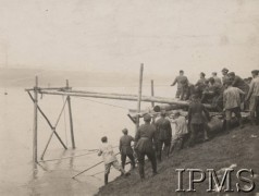 Wiosna 1930, Kraków, Polska.
5 Batalionu Saperów, plac ćwiczeń wodnych na Wiśle. Ćwiczenia z budowy drewnianych kładek. Fragment budowy przez żołnierzy 1 Górskiej Kompanii Saperów wysuwanej kładki na ramach. Na brzegu stoi (odwrócony tyłem) por. Zenon Schreyer.
Fot. NN, Instytut Polski im. Gen. Sikorskiego w Londynie [Album 5 Pułku Saperów w Krakowie]