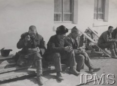 1941, Kermine, Uzbekistan, ZSRR.
Formowanie Armii Polskiej na Wschodzie - grupa ochotników przybyłych na miejsce organizacji 7 Dywizji Piechoty. Z lewej siedzi żołnierz jedzący zupę.
Fot. NN, Instytut Polski im. Gen. Sikorskiego w Londynie [Album 7 Dywizji Piechoty]