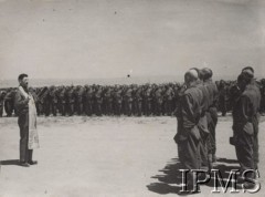 1942, Kermine, Uzbekistan, ZSRR.
Armia Polska na Wschodzie. Przysięga żołnierzy 7 Dywizji Piechoty, należących do mniejszości religijnych.
Fot. NN, Instytut Polski im. Gen. Sikorskiego w Londynie [Album 7 Dywizji Piechoty]