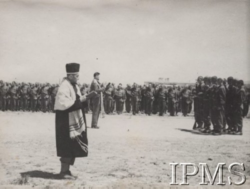 1942, Kermine, Uzbekistan, ZSRR.
Armia Polska na Wschodzie. Przysięga żołnierzy 7 Dywizji Piechoty, należących do mniejszości religijnych. Na pierwszym planie rabin w tałesie.
Fot. NN, Instytut Polski im. Gen. Sikorskiego w Londynie [Album 7 Dywizji Piechoty]