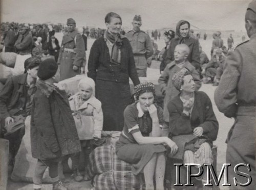 1942, Kermine, Uzbekistan, ZSRR.
Formowanie Armii Polskiej na Wschodzie. Rodziny żołnierzy w obozie 7 Dywizji Piechoty.
Fot. NN, Instytut Polski im. Gen. Sikorskiego w Londynie [Album 7 Dywizji Piechoty]