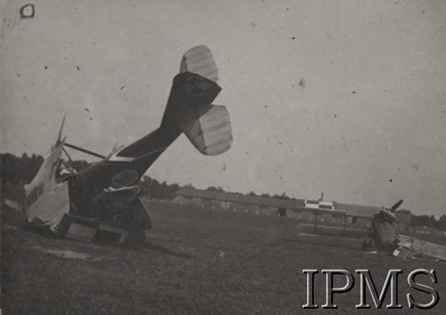 23.06.1922, Warszawa, Polska.
Kraksa samolotów na lotnisku mokotowskim - z lewej Ansaldo Balilla produkcji włoskiej (numer 220) po zderzeniu z samolotem SPAD XIIIC1 (24.34). 
Album balonowowy - fotografie po dr Niedźwierskim.
Fot. NN, Instytut Polski im. Gen. Sikorskiego w Londynie