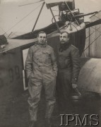 Ok. 1918-1920, Polska.
Dwaj lotnicy na tle samolotu Lloyd (samolot rozpoznawczo-bombowy produkcji austro-węgierskiej).
Album balonowowy - fotografie po dr Niedźwierskim.
Fot. NN, Instytut Polski im. Gen. Sikorskiego w Londynie