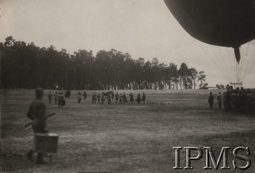 Lata 20., Polska.
Balon przygotowywany przez żołnierzy do wznoszenia.
Album balonowowy - fotografie po dr Niedźwierskim.
Fot. NN, Instytut Polski im. Gen. Sikorskiego w Londynie