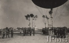Lata 20., Polska.
Balon przygotowywany przez żołnierzy do wznoszenia.
Album balonowowy - fotografie po dr Niedźwierskim.
Fot. NN, Instytut Polski im. Gen. Sikorskiego w Londynie
