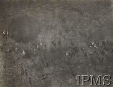 Lata 20., Polska.
Ludzie obserwujący lot balonu kulistego.
Album balonowowy - fotografie po dr Niedźwierskim.
Fot. NN, Instytut Polski im. Gen. Sikorskiego w Londynie