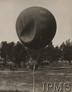 Lata 20.-30., Polska.
Balon kulisty przygotowywany przez żołnierzy do wznoszenia.
Album balonowowy - fotografie po dr Niedźwierskim.
Fot. NN, Instytut Polski im. Gen. Sikorskiego w Londynie