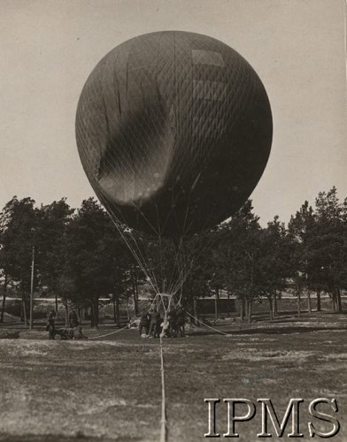 Lata 20.-30., Polska.
Balon kulisty przygotowywany przez żołnierzy do wznoszenia.
Album balonowowy - fotografie po dr Niedźwierskim.
Fot. NN, Instytut Polski im. Gen. Sikorskiego w Londynie