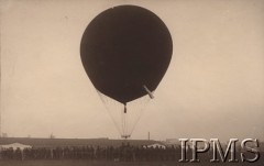 Lata 20., Polska.
Przygotowywanie balonu do wznoszenia.
Album balonowowy - fotografie po dr Niedźwierskim.
Fot. NN, Instytut Polski im. Gen. Sikorskiego w Londynie