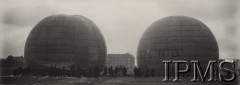 Początek lat 30., Warszawa, Polska.
Balony kuliste o pojemności 1200 m³ na Polu Mokotowskim w Warszawie. Widoczny na zdjęciu balon „Wilno” był pierwszym polskim balonem o pojemności 1200 m³. Wykonano go w 1928 r. w Centralnym Zakładzie Balonowym w Legionowie. Pierwszy próbny lot „Wilna” odbył się 30 października 1928 r. Jego stateczność w locie zbadali piloci kpt. Kazimierz Kraczkiewicz – komendant kosza oraz por. Antoni Janusz - pomocnik pilota i por. Zbigniew Burzyński - obserwator. Piloci startując z Torunia w ciągu 3 godzin pokonali 122 km i wylądowali w okolicach Iłowa w powiecie działdowskim.  Drugi balon 1200 m³, uwieczniony na zdjęciu, to prawdopodobnie „Gdynia”, która została uszyta w czerwcu 1929 r.
Album balonowowy - fotografie po dr Niedźwierskim.
Fot. NN, Instytut Polski im. Gen. Sikorskiego w Londynie