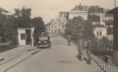 Październik 1938, Cieszyn, Polska i Czechosłowacja.
Przejście graniczne na moście, z prawej stoją dwaj żołnierze Straży Granicznej. Na odwrocie podpis: 