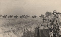 1938, Polska.
Na pierwszym planie trzej żołnierze w motocyklu, w tle oddział kawalerii.
Fot. NN, Instytut Polski i Muzeum im. gen. Sikorskiego w Londynie [album fotograficzny Dywizjonu Rozpoznawczego 10 BKZ - część II]