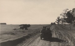 1938, Czechosłowacja.
Samochód z żołnierzami, jadący drogą. Z lewej stoi samolot.
Fot. NN, Instytut Polski i Muzeum im. gen. Sikorskiego w Londynie [album fotograficzny Dywizjonu Rozpoznawczego 10 BKZ - część II]