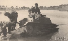 1938, Polska.
Tankietka podczas przeprawy przez rzekę.
Fot. NN, Instytut Polski i Muzeum im. gen. Sikorskiego w Londynie [album fotograficzny Dywizjonu Rozpoznawczego 10 BKZ - część II]