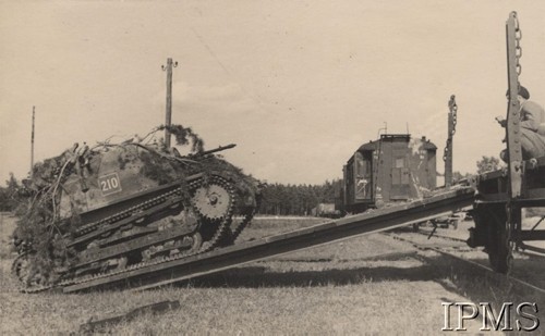 1938, Polska.
Zamaskowana gałęziami tankietka zjeżdża z platformy pociągu.
Fot. NN, Instytut Polski i Muzeum im. gen. Sikorskiego w Londynie [album fotograficzny Dywizjonu Rozpoznawczego 10 BKZ - część II]