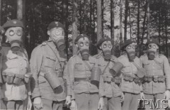 1938, Polska.
Żołnierze w maskach przeciwgazowych.
Fot. NN, Instytut Polski i Muzeum im. gen. Sikorskiego w Londynie [album fotograficzny Dywizjonu Rozpoznawczego 10 BKZ - część II]