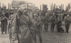 1938, Polska.
Żołnierze w maskach przeciwgazowych stoją na tle pociągu.
Fot. NN, Instytut Polski i Muzeum im. gen. Sikorskiego w Londynie [album fotograficzny Dywizjonu Rozpoznawczego 10 BKZ - część II]